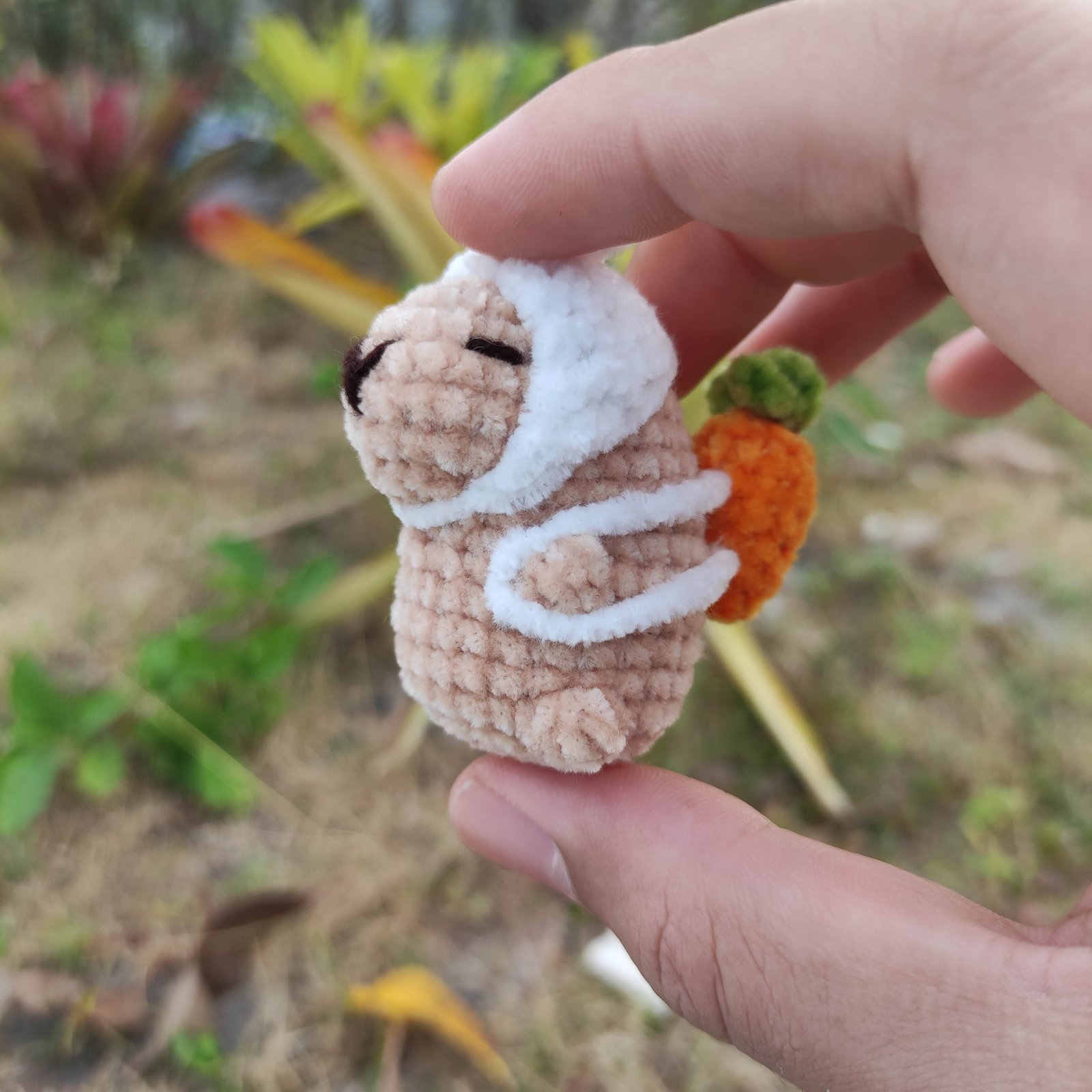 Kapibara Topi Kelinci & Tas Wortel
