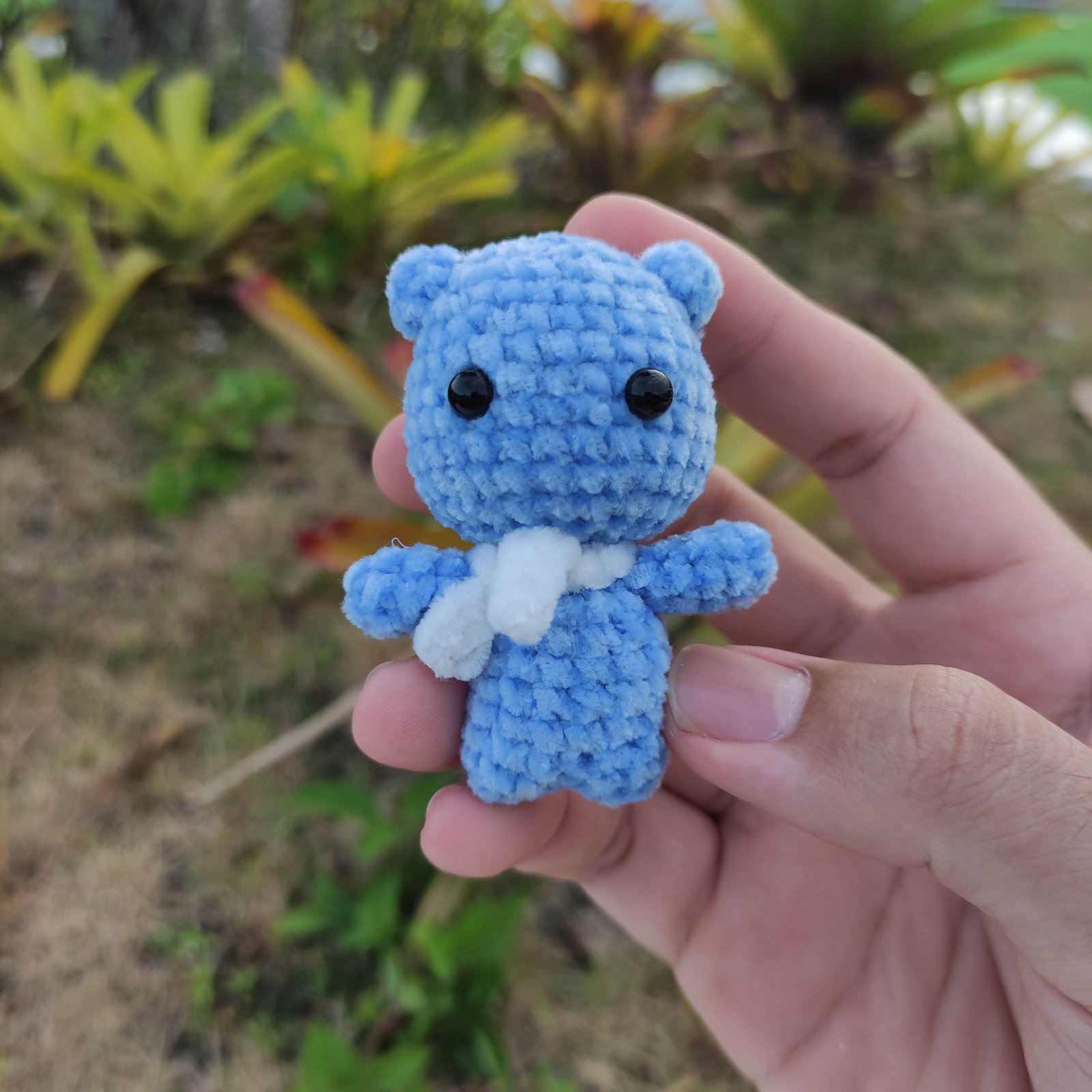 Kucing Biru Syal Putih