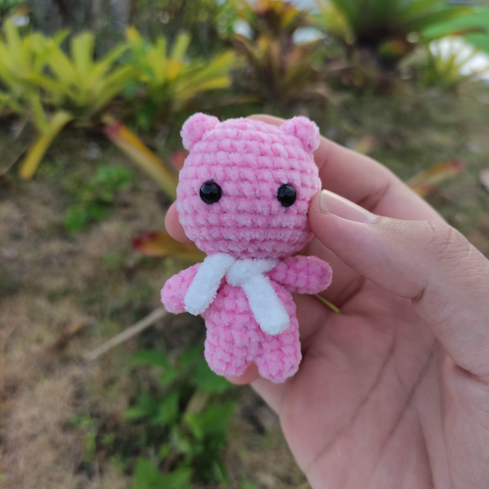 Kucing Pink Syal Putih