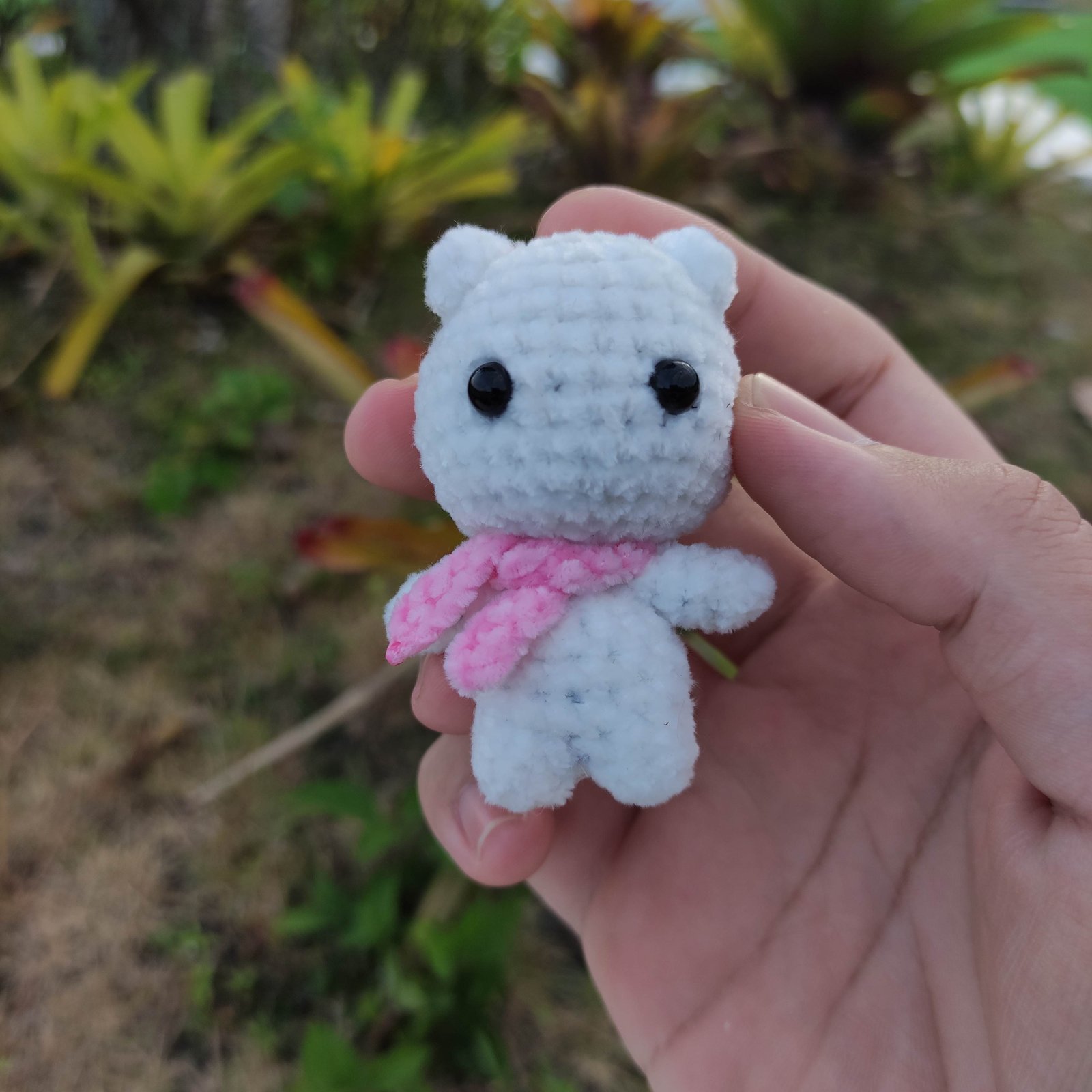 Kucing Putih Syal Pink
