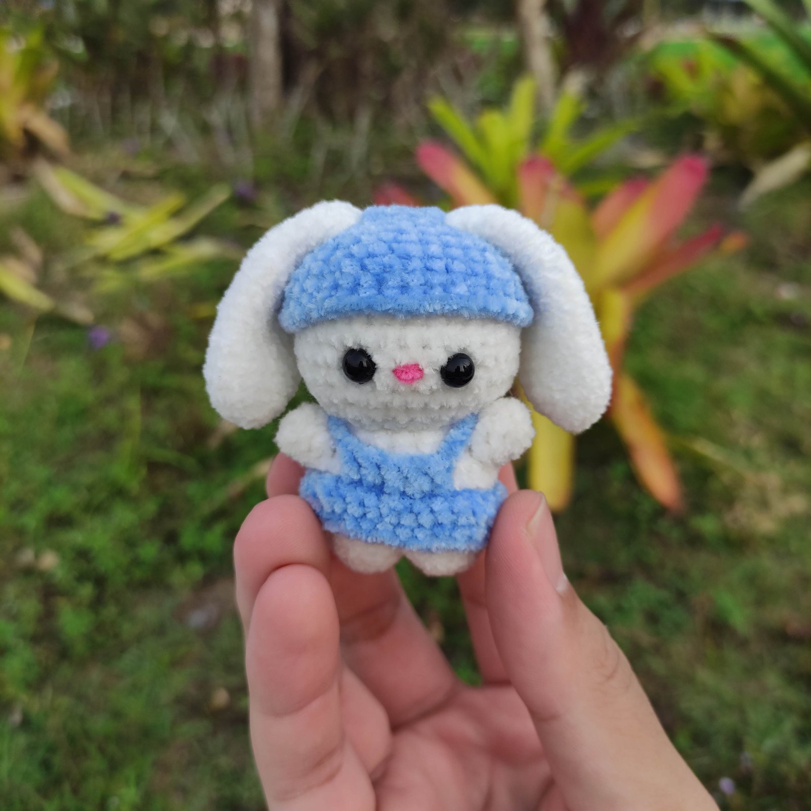 Kelinci Putih Gaun Biru